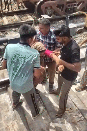 परिवार के लोगों ने महिलाओं को समझाया। उन्हें पटरी से हटाकर प्लेटफॉर्म पर लाए।