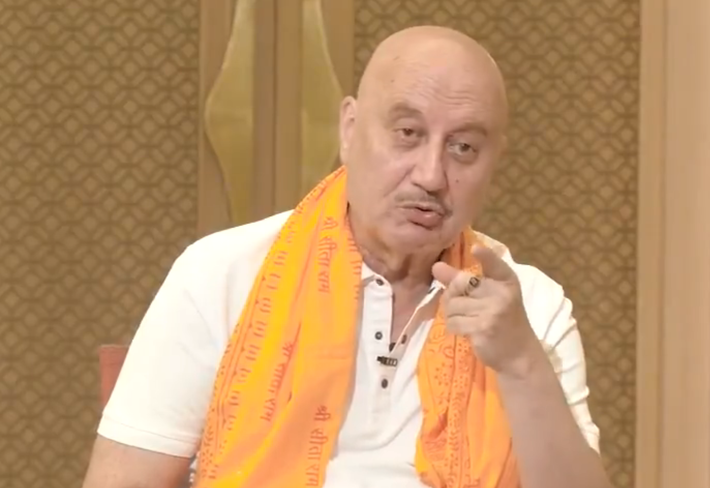 इंटरव्यू के दौरान अनुपम खेर ने मंदिर में हुई चोरी का बचाव किया.