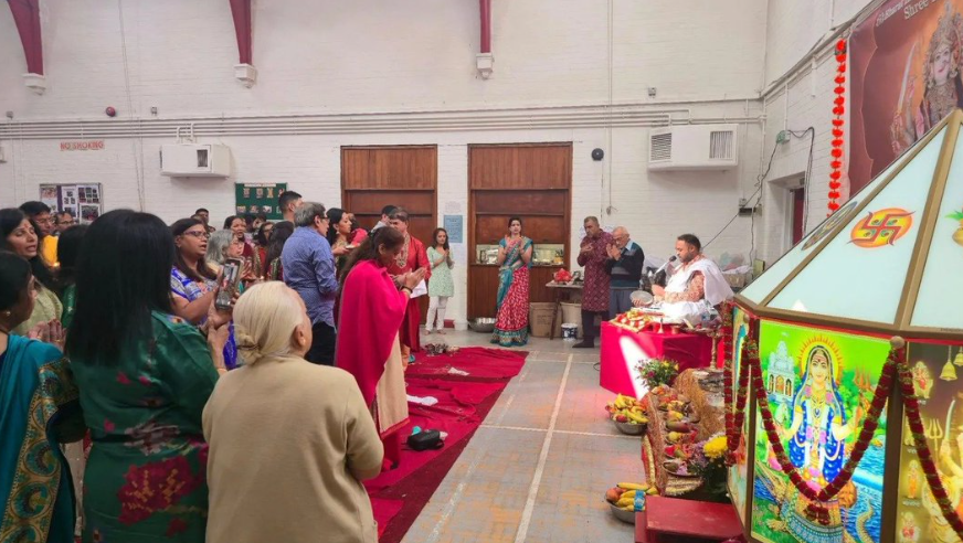 पीटरबरो के मंदिर के अंदर पूजा की तस्वीर।