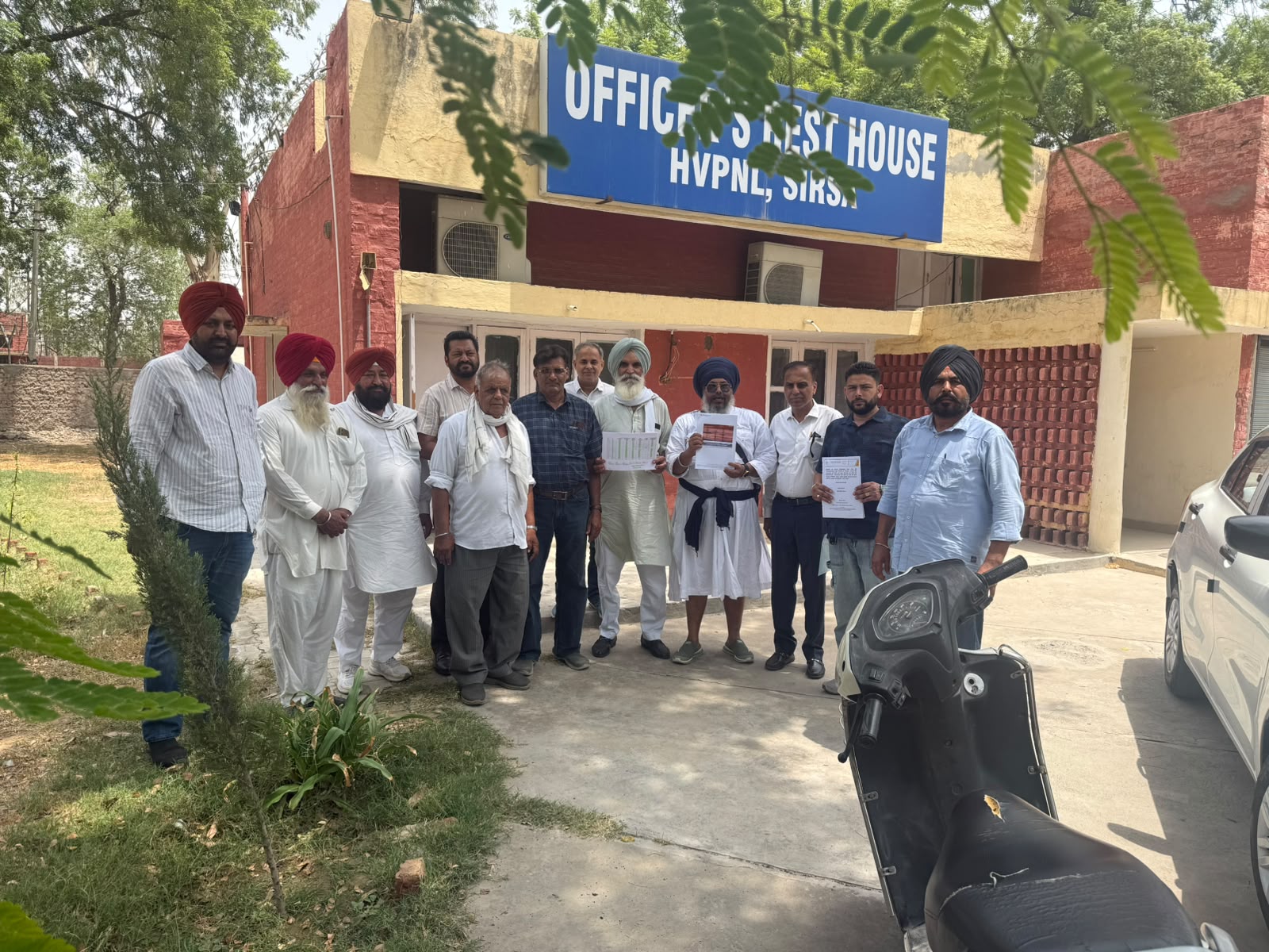 बिजली निगम अधिकारियों से मिलने पहुंचे वैदवाला के ग्रामीण व किसान।