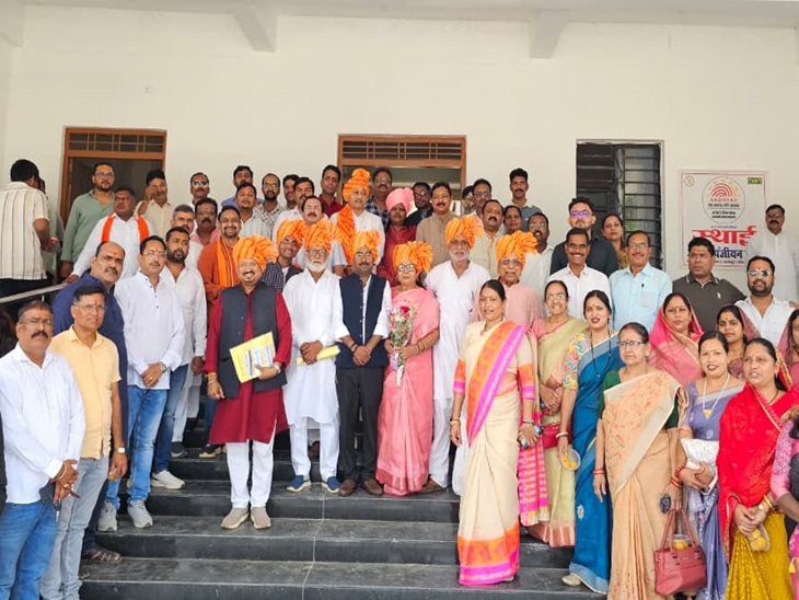 मनोनीत पार्षदों के साथ अतिथि एवं भाजपा पदाधिकारी