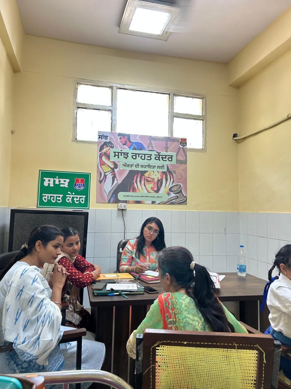 सांझ राहत केंद्र पर शिकायत लेकर पहुंची महिलाएं।