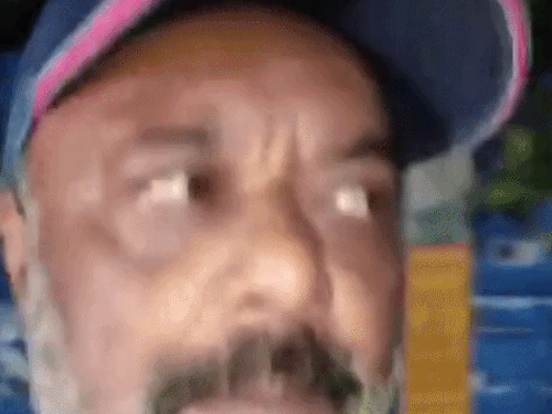 जानकारी देते हुए लोग।