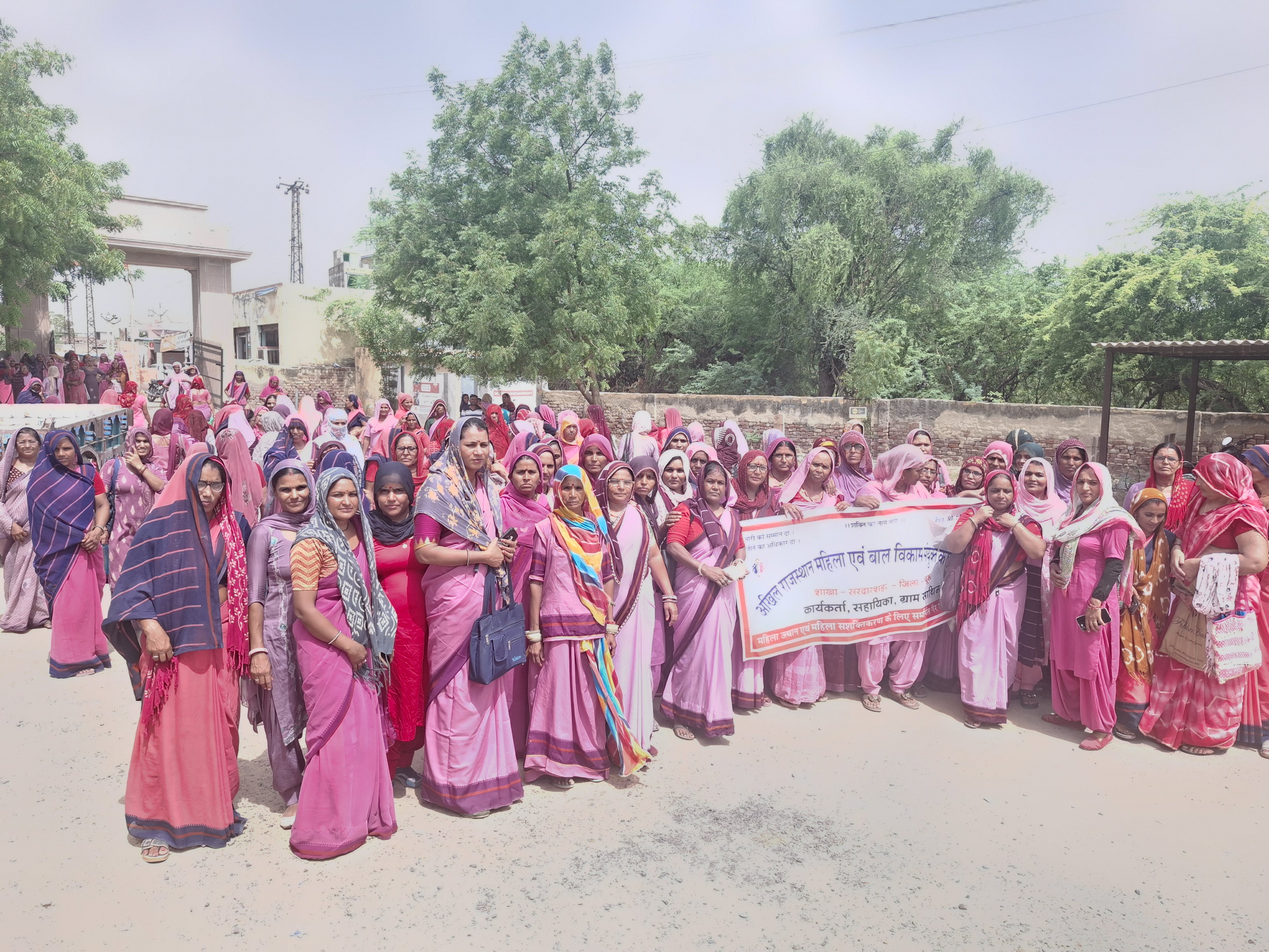 आंगनवाड़ी कार्यकर्ताओं ने नियमितीकरण, बकाया भुगतान और मानदेय संबंधी समस्याओं के समाधान की मांग को लेकर प्रदर्शन किया