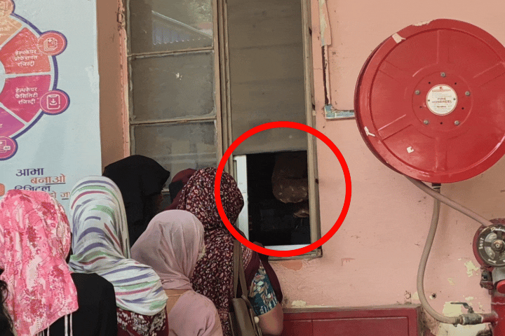 बीडीके अस्पताल के महिला दवा वितरण केंद्र में बिना वर्दी और नेम प्लेट के काम करता फार्मासिस्ट। ऐसे में मरीजों के लिए यह पहचानना मुश्किल हो जाता है कि दवा देने वाला व्यक्ति फार्मासिस्ट है या नहीं।