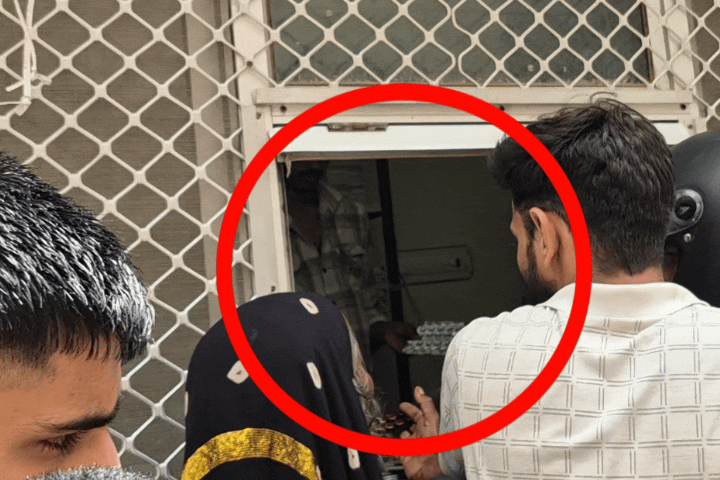 बीडीके अस्पताल के एक अन्य दवा वितरण केंद्र की तस्वीर, जहां फार्मासिस्ट कैजुअल शर्ट में मरीजों की दवा काटते और वितरित करते नजर आ रहे हैं।