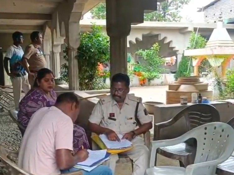 पुलिस मौके पर पहुंचकर मामले की जांच कर रही है।
