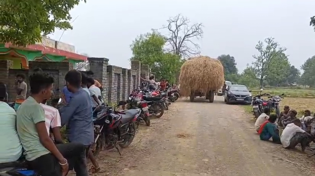 घटना के बाद सुबह ग्रामीणों की भीड़ इकट्ठा हो गई।