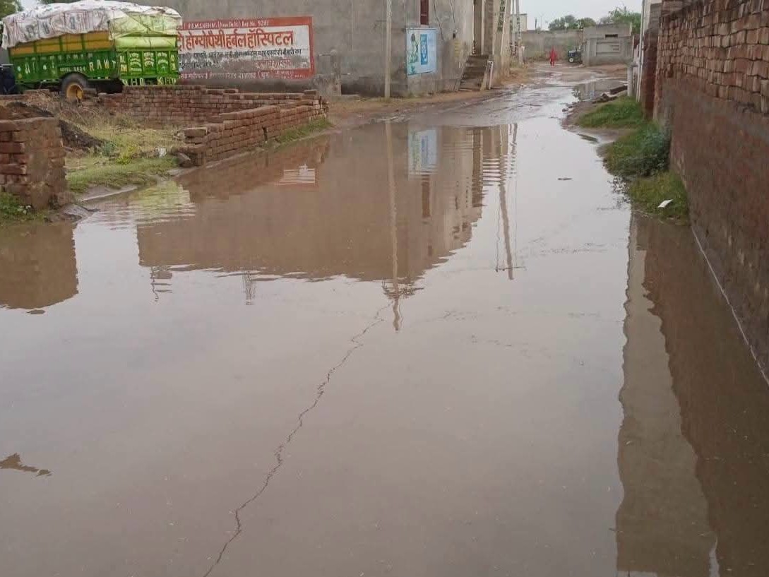 जल निकासी नहीं होने के कारण जलभराव की समस्या बनी