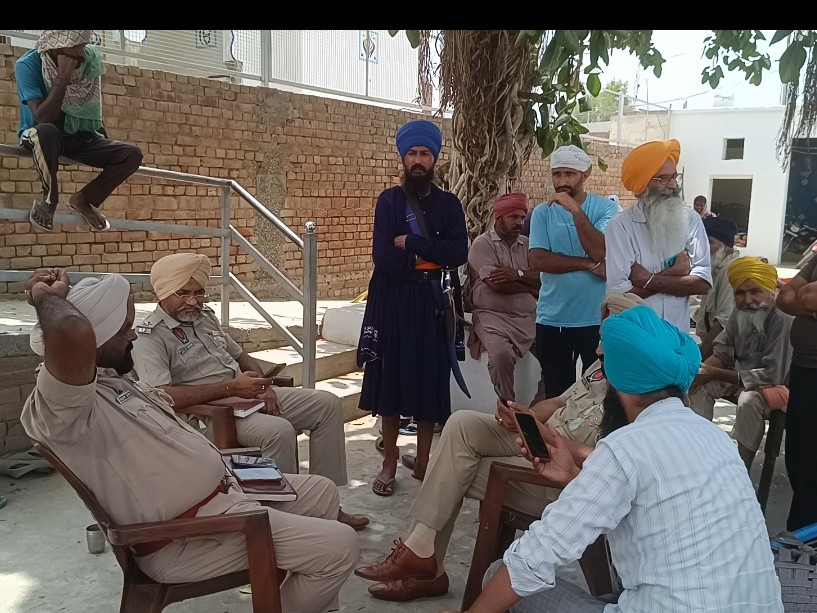 जांच करने पहुंची पुलिस।