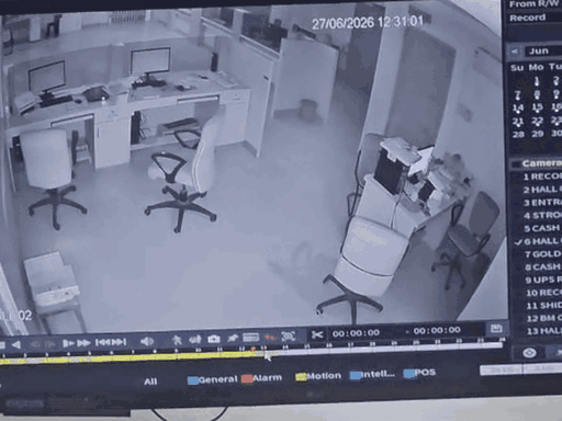 जैसे ही उसे पुलिस के आने की भनक लगी, उसने बैंक में सुतली बम विस्फोट कर दिया, जिससे धुआं फैल गया।