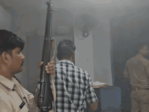 जूट बम फटने से बैंक में धुआं भर गया और आग लग गयी.