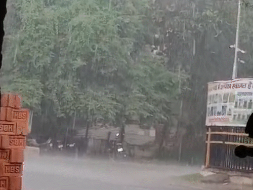 बंगाल की खाड़ी के सिस्टम से झारखंड के कई इलाकों में तेज बारिश हो रही है। तस्वीर रांची की है।