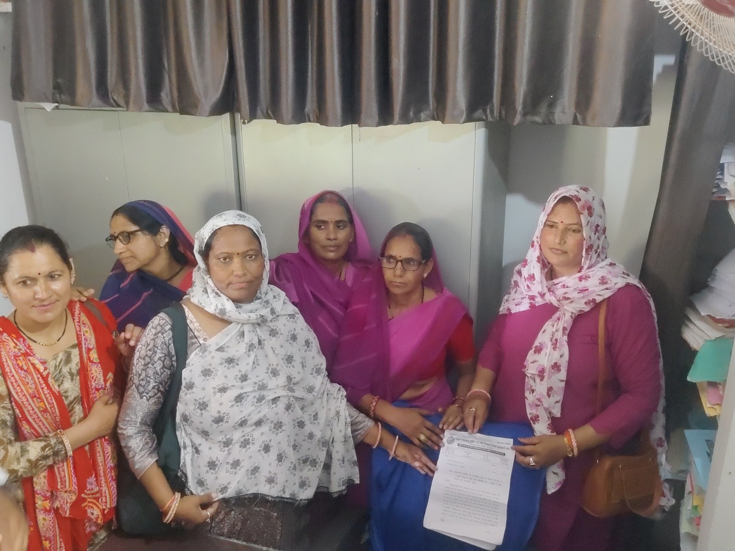 सीडीपीओ के अनुपस्थित मिलने पर कर्मचारियों ने ज्ञापन सीट पर चिपका दिया।