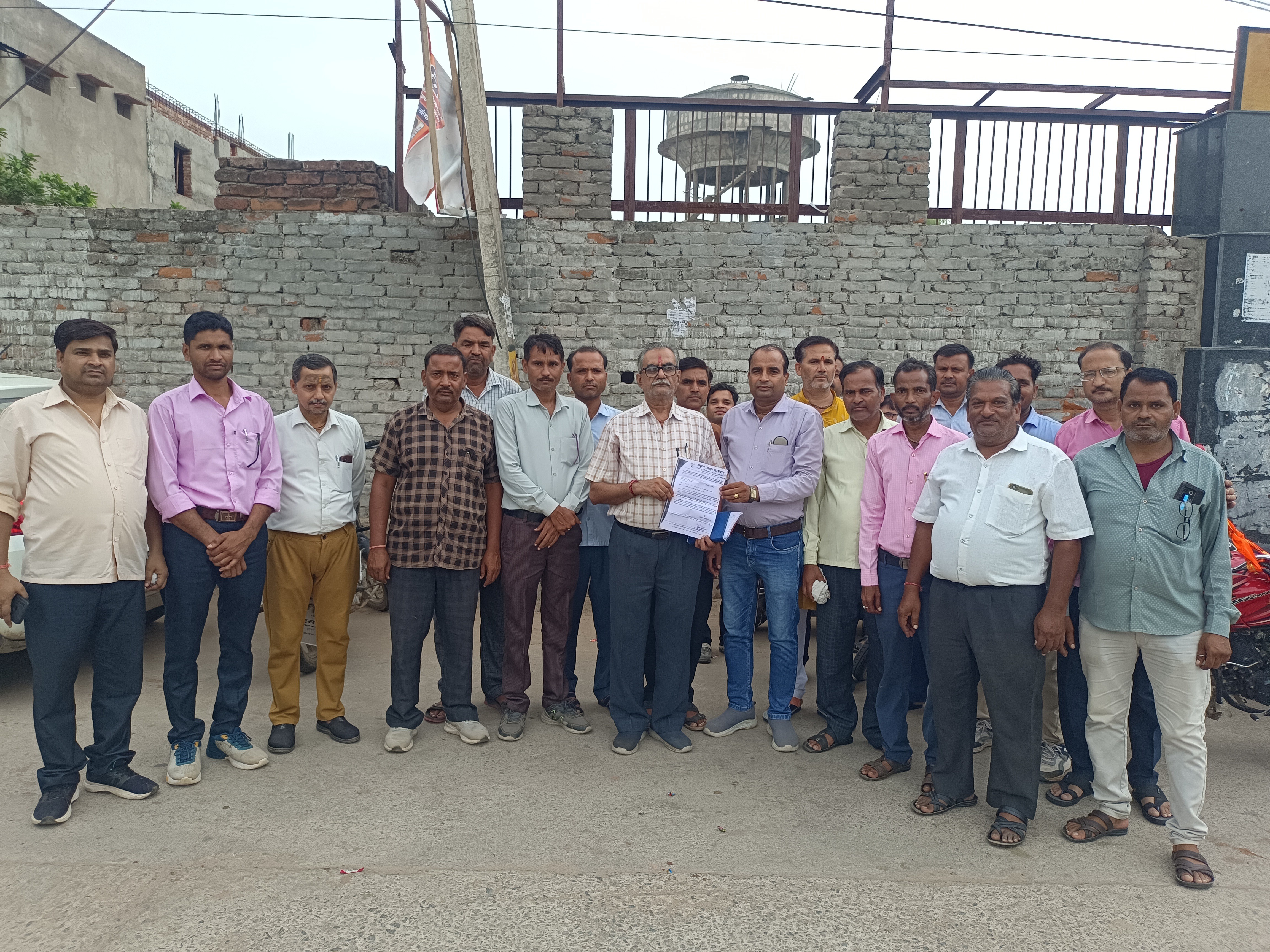 शिक्षा निदेशक के आदेश को 'तुगलकी फरमान' बताया, ज्ञापन सौंपकर वापस लेने की मांग की