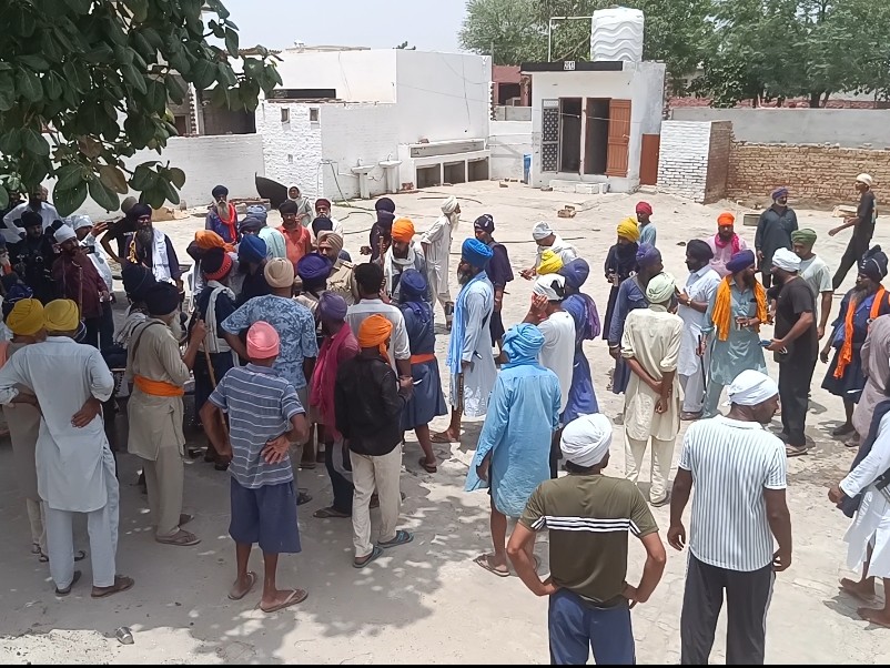 मौके पर इकट्ठा लोगों की भीड़।