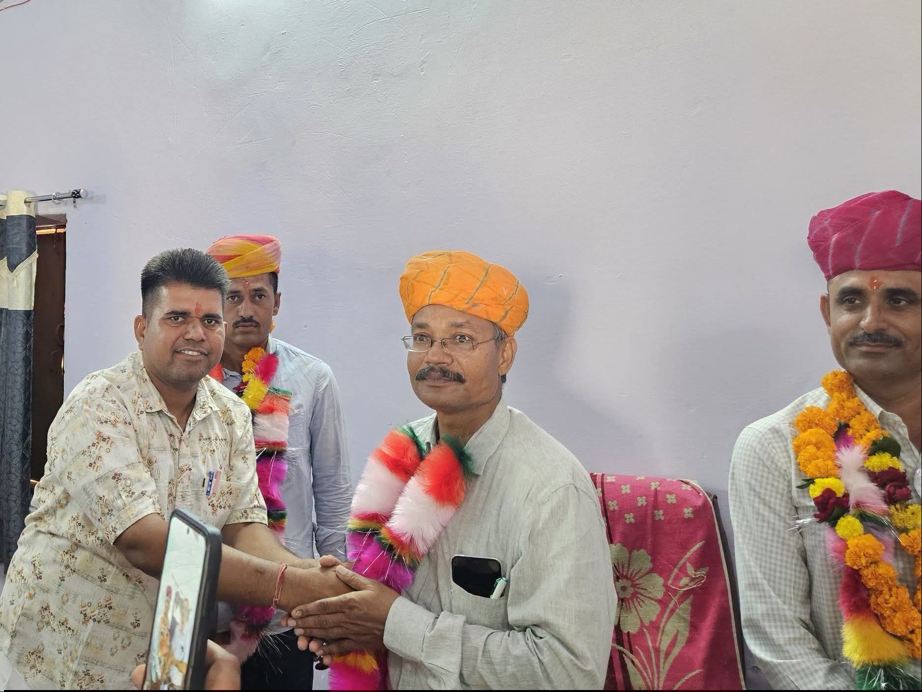 विभाग के अधिकारियों, कर्मचारियों और टीचर्स ने किया स्वागत, शैक्षणिक गतिविधियों को प्रभावी बनाने का संदेश