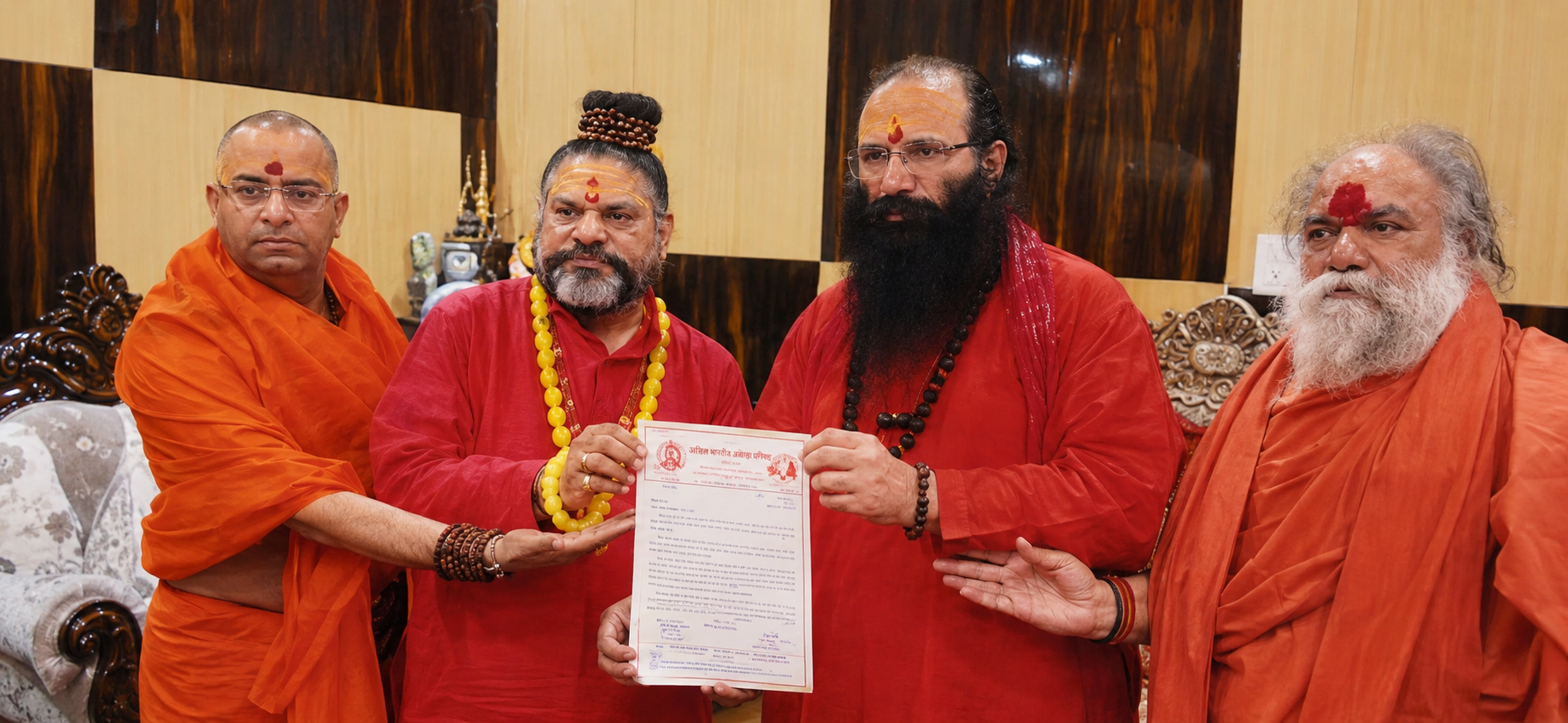 हरिद्वार में मंगलवार को साधु-संतों ने बैठक कर फैसला लिया।
