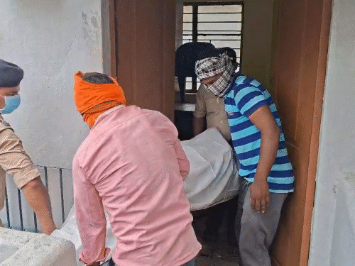 सब इंजीनियर का शव निगम कॉलोनी स्थित सरकारी आवास में फंदे से लटका मिला।
