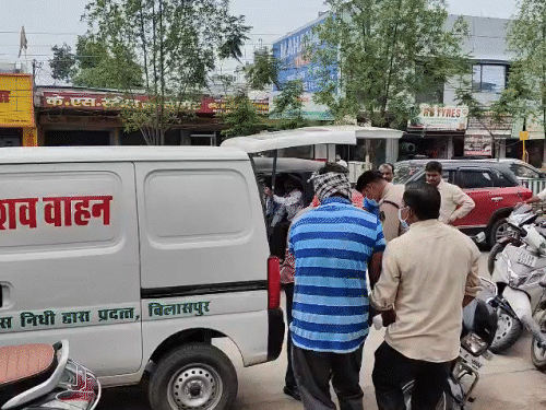 घटना की सूचना पर पुलिस मौके पर पहुंची और शव को कब्जे में लिया।