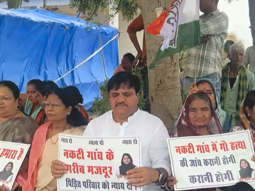 यात्रा से पहले नकटी गांव में विस्थापितों के साथ जुटे थे कांग्रेसी।
