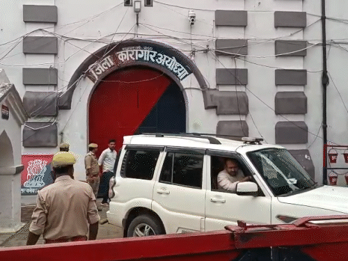 पोलिस राम मंदिर देणगी चोरी प्रकरणात 2 आरोपींना रिमांडवर घेण्यासाठी तुरुंगात पोहोचले.