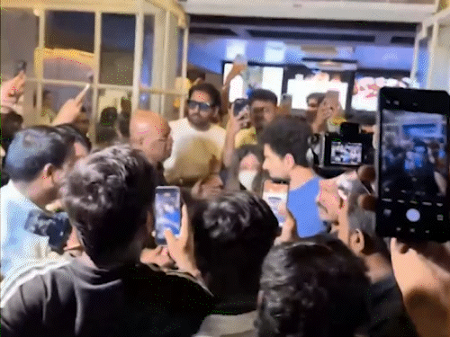 समय रैना ने एक मिस्ट्री गर्ल के साथ पोज दिया।