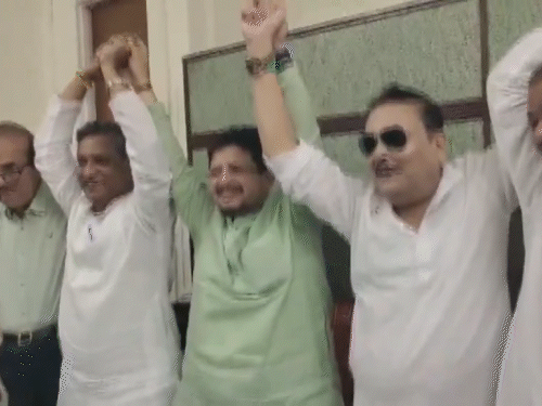 बुधवार को कोलकाता में ऋतब्रता बनर्जी के नेतृत्व वाले विद्रोही तृणमूल कांग्रेस (टीएमसी) गुट में शामिल हुए।