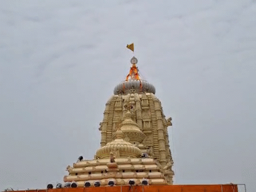 ओडिशा से आए कलाकार मंदिर में पारंपरिक शैली की पेंटिंग और आकर्षक सजावट कर रहे हैं।