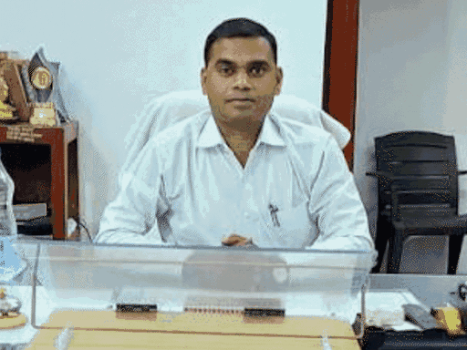 निर्मला (काले सूट में) का कहना है कि पति ने दहेज के लिए घर से निकाल दिया।