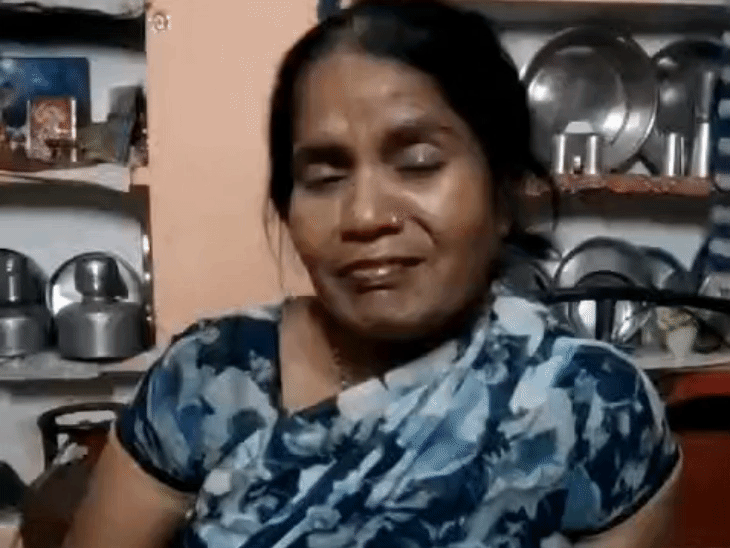 माँ अपने पुत्र हेमू को याद करके रोने लगती है।