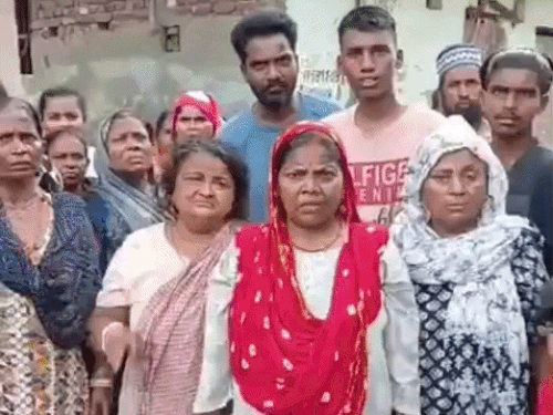 सेक्टर 22 में नोटिस मिलने के बाद लोग पुनर्वास की मांग करते हुए। - Dainik Bhaskar