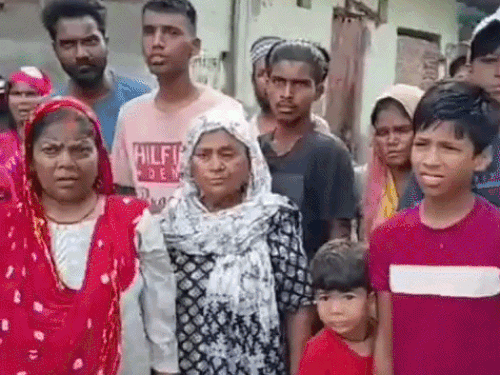 यंहा रहने वाले लोगों का कहना है कि वो 30-40 सालों से रह रहे है।