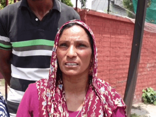 मामले की जानाकारी देती हुई बच्चे की मां।