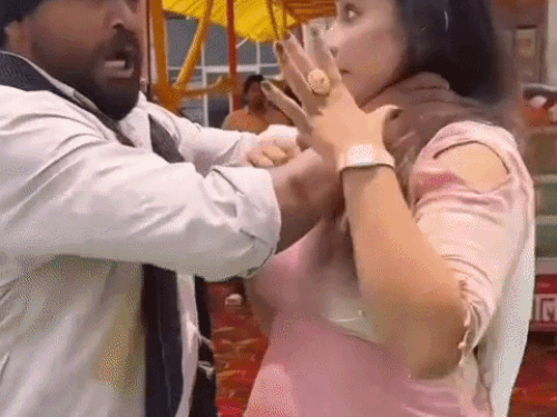 आकाश छांगिया उर्फ बाबा पेले पत्नी अमीशा पूनिया के साथ वीडियो बनाते हैं।
