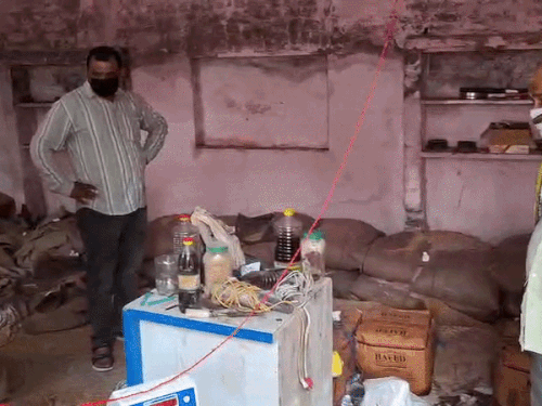 राशन डिपो की जांच करते अधिकारी।