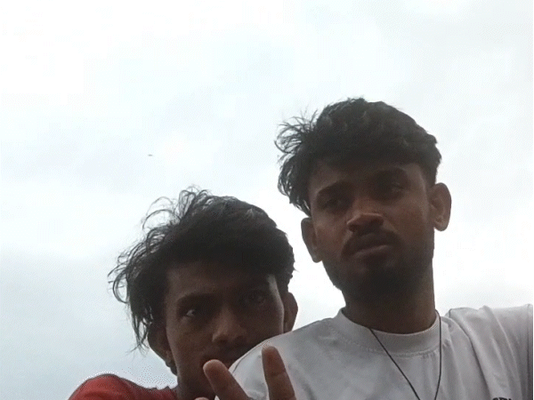सौदा पूरा नहीं होने पर रोशन और उसका साथी दोनों चले गये.