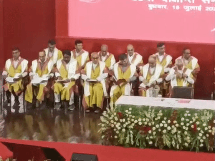 IIT कानपुर के 59वें दीक्षांत समारोह के दौरान मंच पर मौजूद अतिथि।