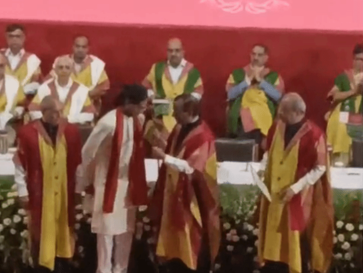 फोर इयर अंडरग्रेजुएट प्रोग्राम के आदित्य वी को मिला डायरेक्टर गोल्ड मेडल। यह स्टैटिसटिक्स एंड डाटा साइंस के स्टूडेंट हैं।