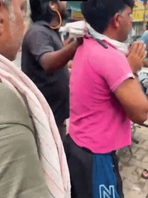 मनचला युवक हाथ जोड़कर माफी मांगी और लोगों से छोड़ने की गुहार लगाया।