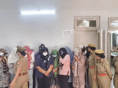 पकड़ी गईं 17 युवती गाजियाबाद और दिल्ली की हैं।