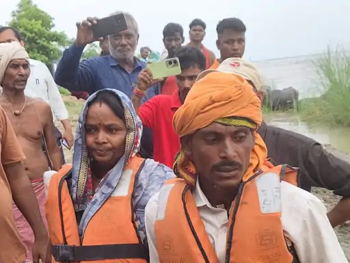 विंध्याचलपुर दियारा में फंसे विनोद साहनी और पत्नी इसरावती देवी।
