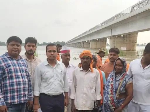 नदी किनारे मौजूद एसडीएम सर्वेश सिंह ने दंपत्ति से मिलकर बातचीक की।