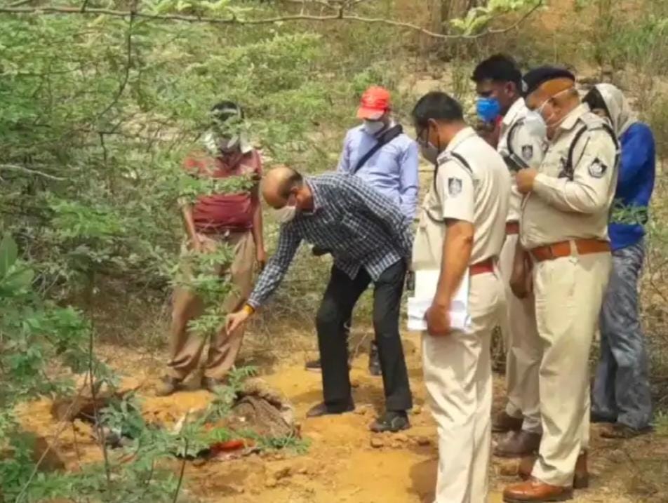 इसी स्थान पर हेमू का शव मिला था।
