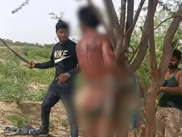 इसके बाद आरोपियों ने जीजा-साले को बेल्ट और पट्टियों से जमकर पीटा।