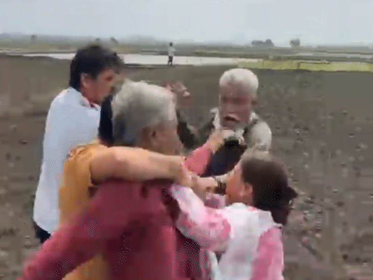 बड़ा भाई भी छोटे भाई पर डंडे से हमला करता नजर आ रहा है.