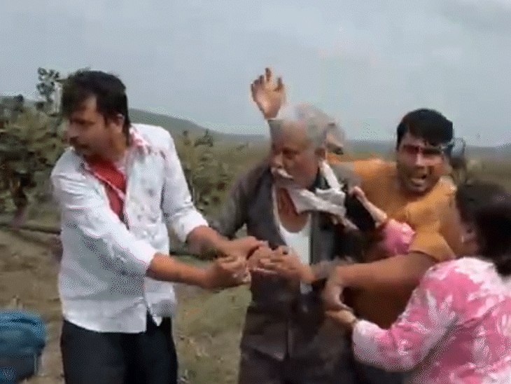 हमले के दौरान बेटे अपने पिता को बचाने के लिए आरोपियों से भिड़ गए.