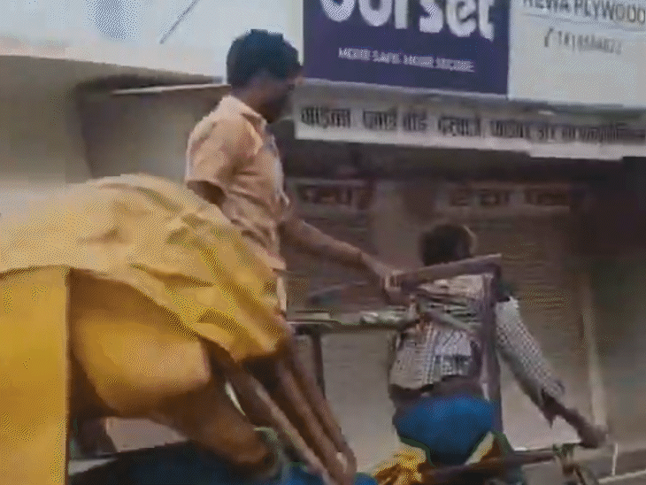 चप्पल से मारने के बाद ड्राइवर को छाते से मारा