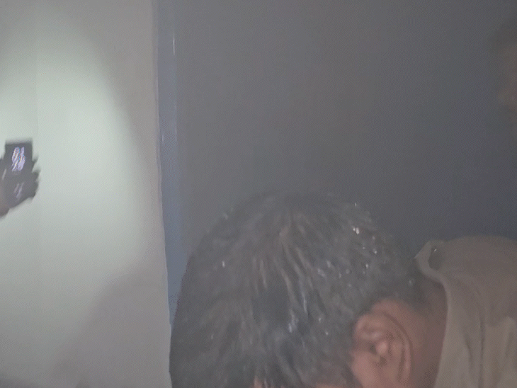 धुएं के बावजूद पुलिस ने अपनी कार्रवाई जारी रखी.