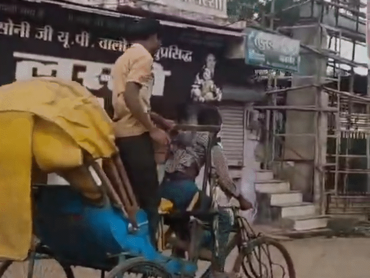 रिक्शा चालक की पिटाई का राहगीरों ने वीडियो बना लिया